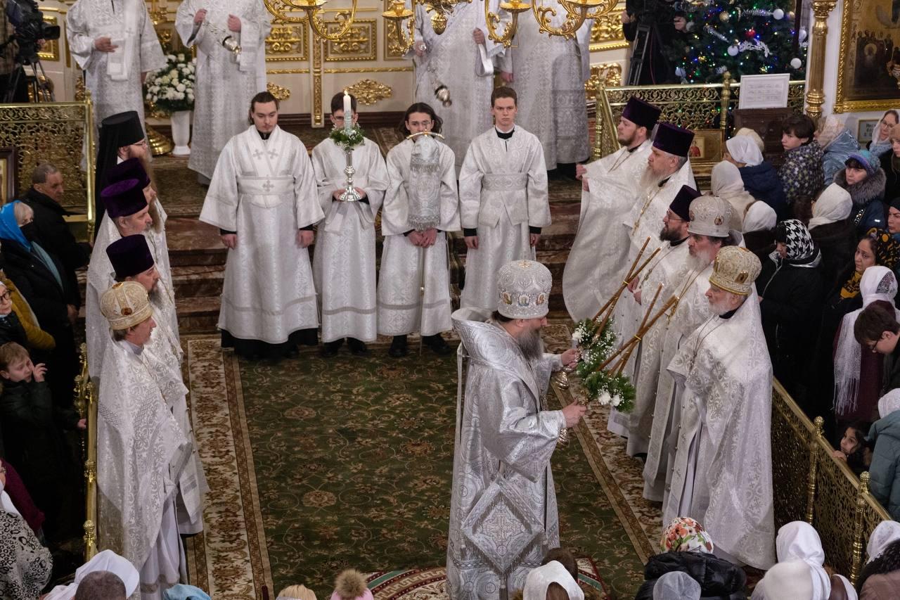 Фото Новосибирские православные христиане встретили Рождество на праздничной службе в храме  - 10 лучших фото из Вознесенского собора 7